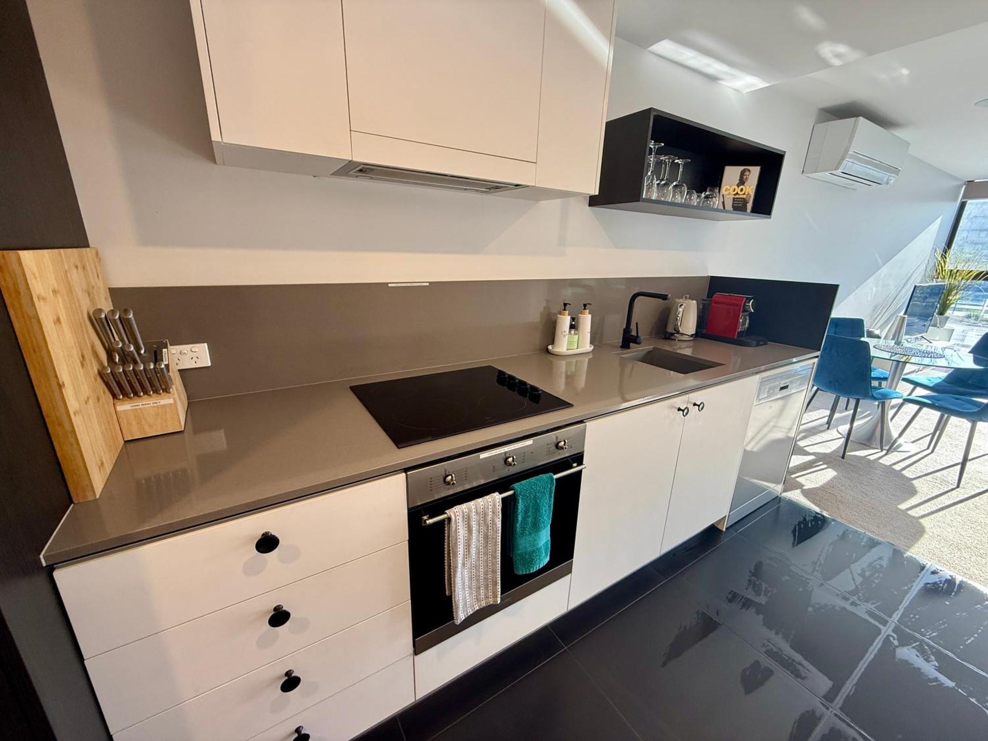 Midnight Luxe 1Br 1Bath Apartment 104 In The Heart Of Braddon Pool Sauna Secure Parking Wine Wifi Canberra Luaran gambar