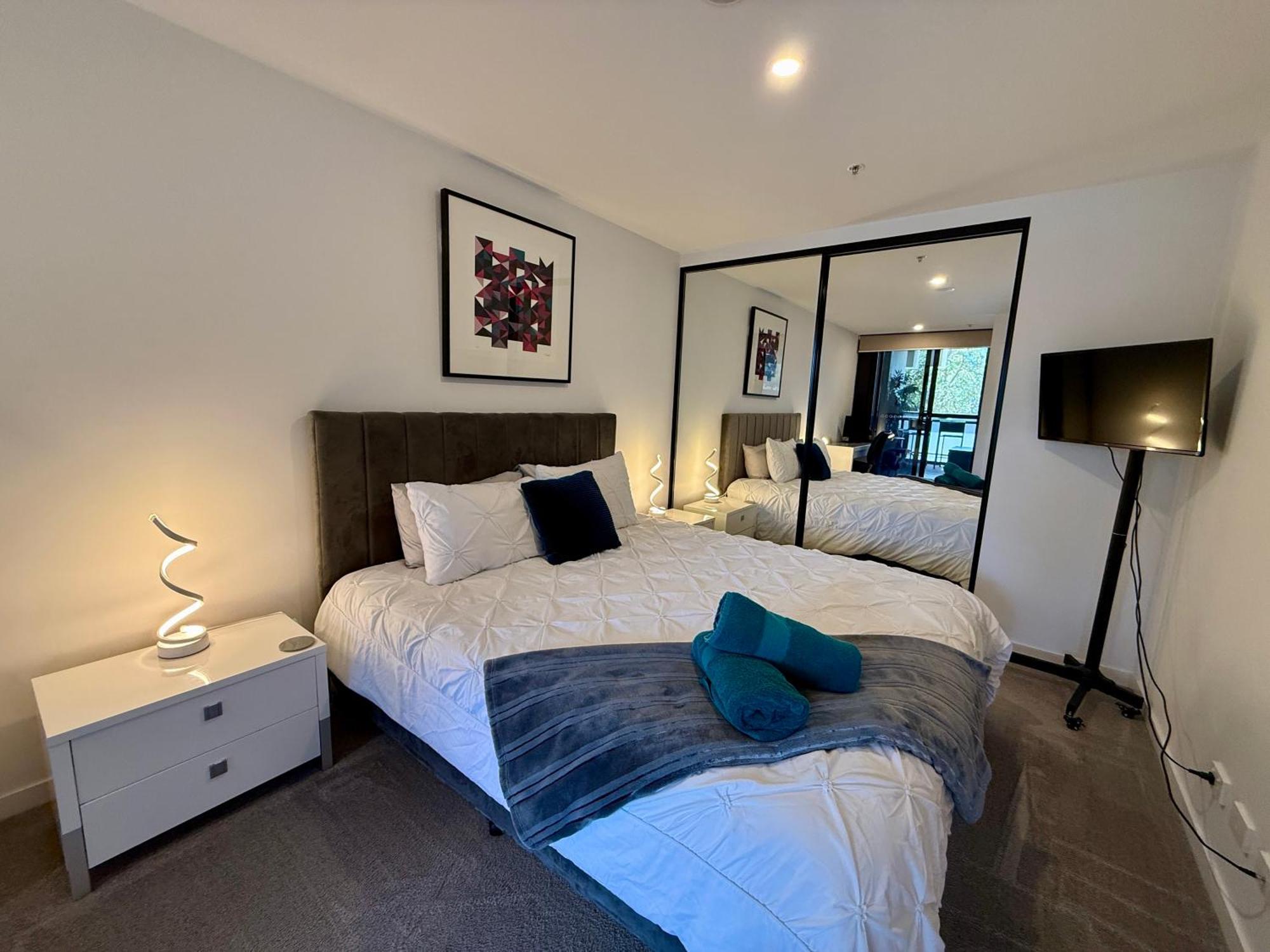 Midnight Luxe 1Br 1Bath Apartment 104 In The Heart Of Braddon Pool Sauna Secure Parking Wine Wifi Canberra Luaran gambar
