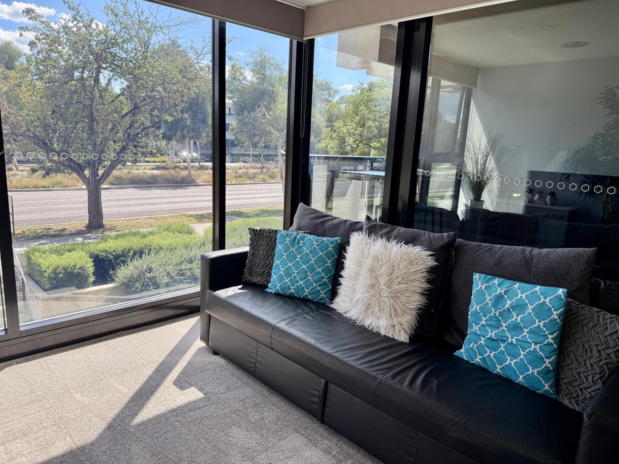 Midnight Luxe 1Br 1Bath Apartment 104 In The Heart Of Braddon Pool Sauna Secure Parking Wine Wifi Canberra Luaran gambar