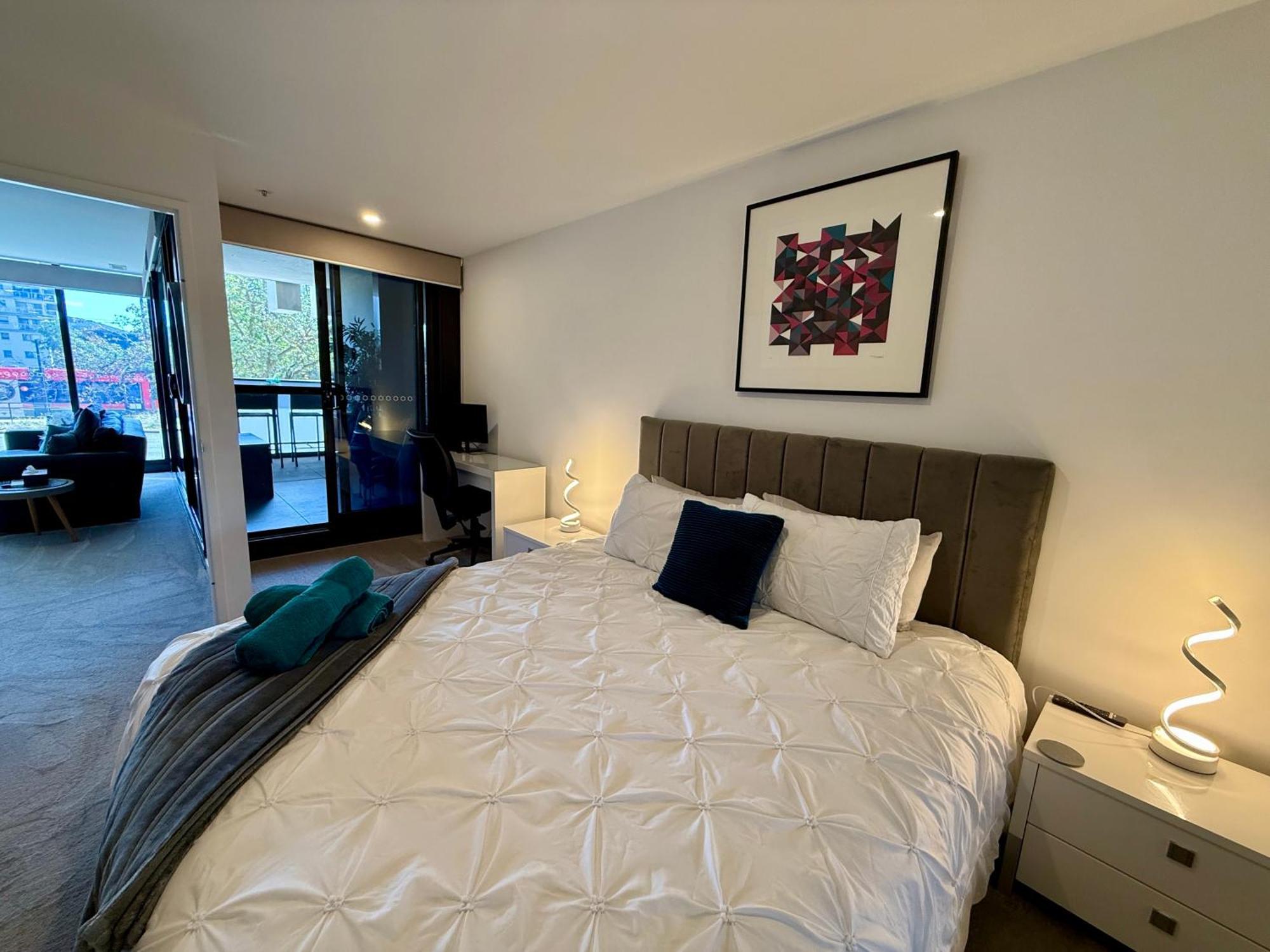 Midnight Luxe 1Br 1Bath Apartment 104 In The Heart Of Braddon Pool Sauna Secure Parking Wine Wifi Canberra Luaran gambar